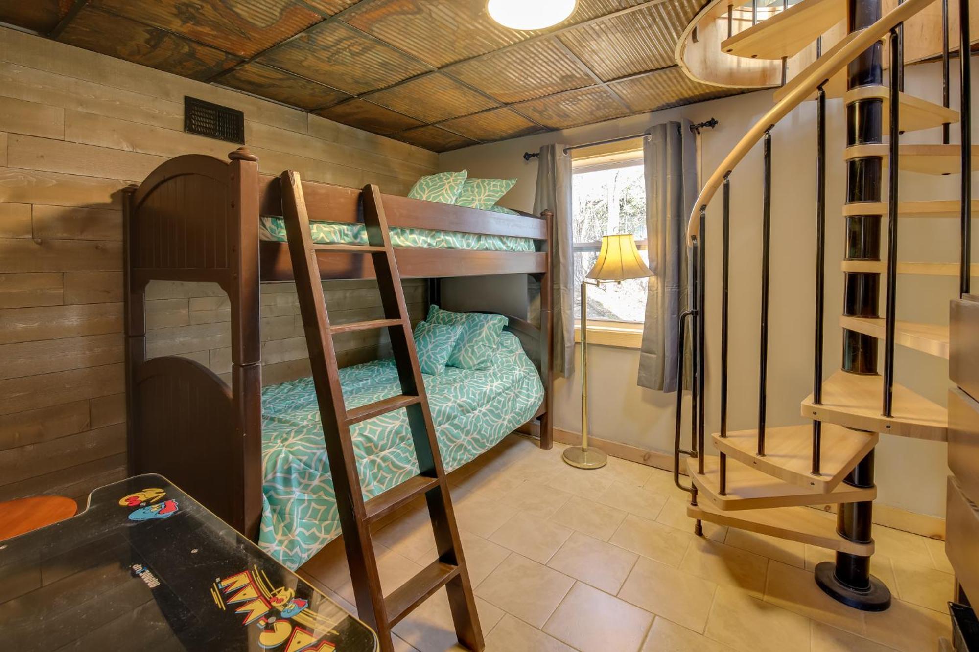 Gatlinburg Mountain Cabin With Hot Tub, Deck And Games エクステリア 写真
