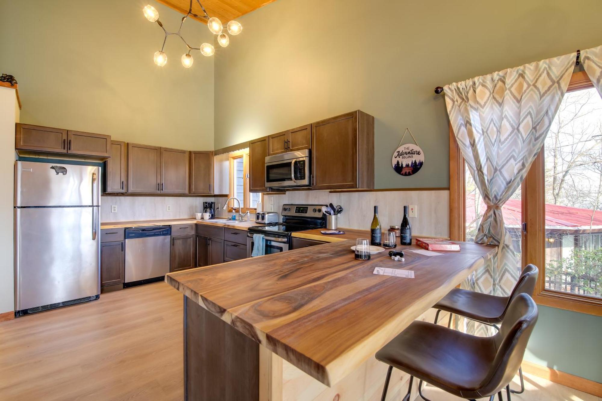 Gatlinburg Mountain Cabin With Hot Tub, Deck And Games エクステリア 写真